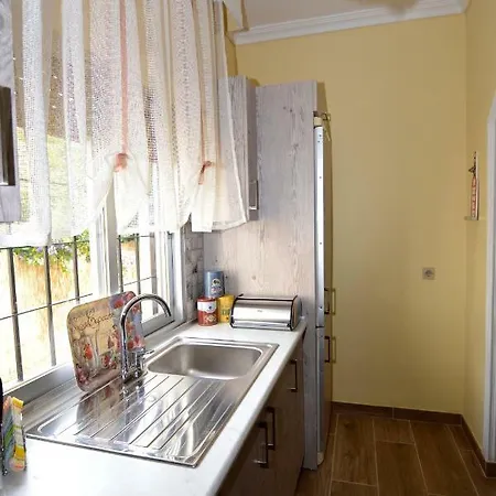 John And Tania's Garden Tatil Evi *