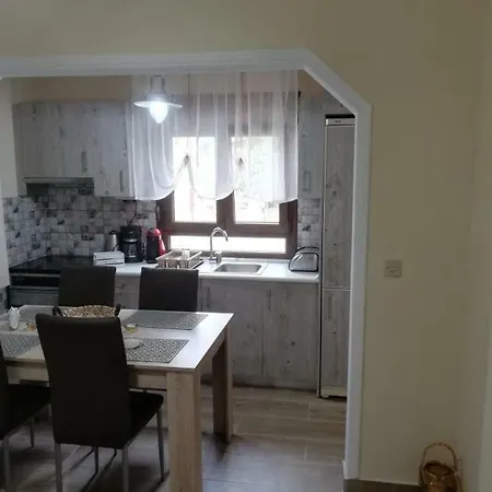 John And Tania's Garden Tatil Evi